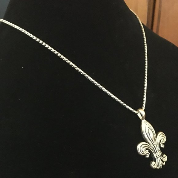 Vintage Retro Fleur de Lis Pendant and Necklace - Picture 8 of 12